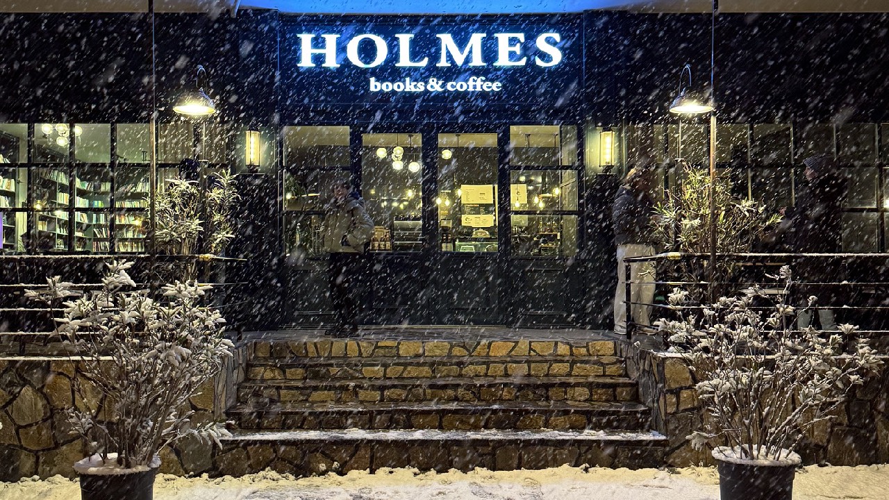Holmes Books & Coffee