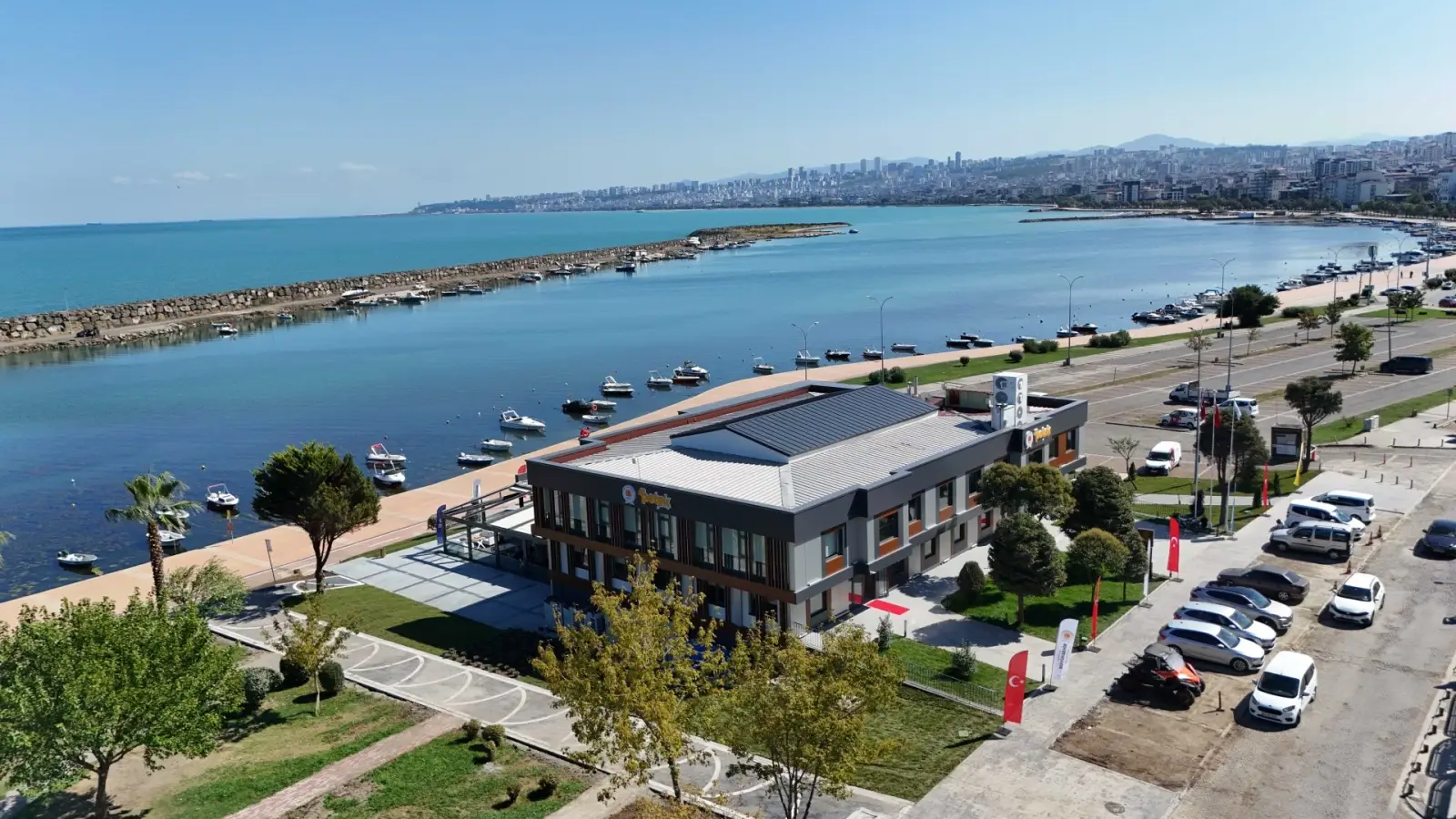 Petek Gençlik Merkezi ve Kafe